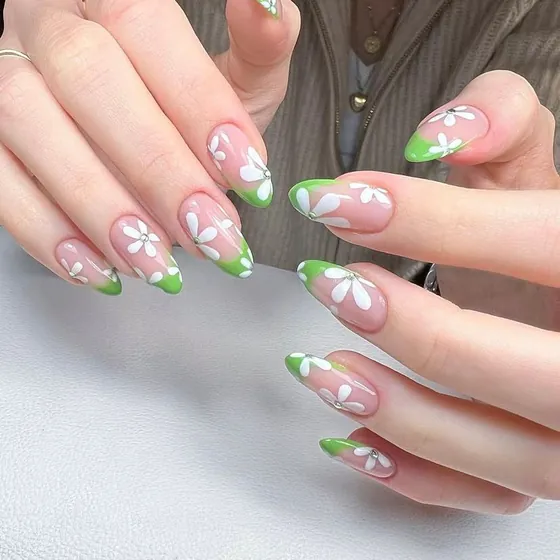 Yeşil french uçlu, beyaz papatya desenli badem nail art – Nailnissbar Ataşehir